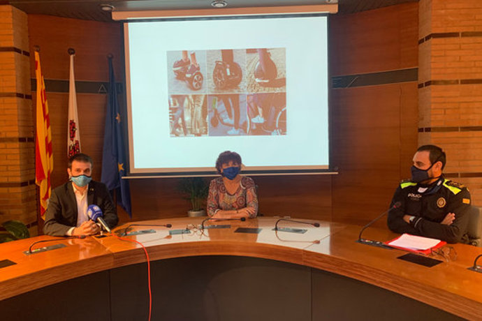 D'esquerra a dreta, l'acte de presentació de la nova ordenana amb el regidor de Seguretat, Joan Plana, l'alcaldessa Montse Mindan i el cap de la Policia Local, Eduard Camp, aquest 8 d'octubre del 2020. (Horitzontal)