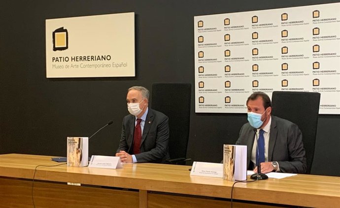 El rector de la UVA, Antonio Largo (izda), y el alcalde de Valladolid, Óscar Puente, en la presentación del libro 'Herejes Luteranas en Valladolid'.