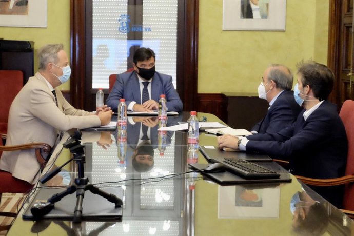 Reunión del alcalde de Huelva, Gabriel Cruz, con Alter Enersun.