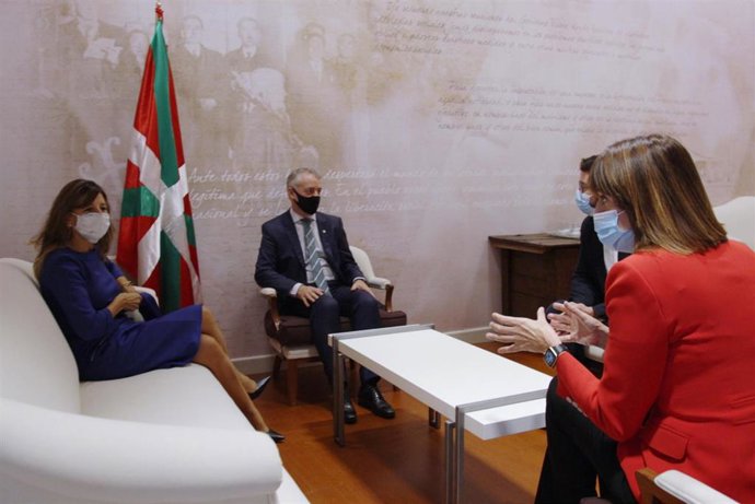 La ministra de Trabajo y Economía Social, Yolanda Díaz, el lehendakari, Íñigo Urkullu, el secretario de Estado de Empleo y Economía Social, Joaquín Pérez Rey, y la consejera de Trabajo y Empleo, Idoia Mendia.