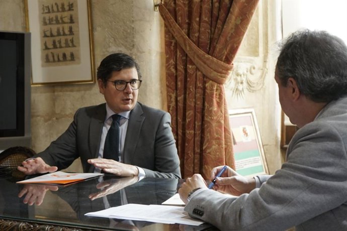Imagen de archivo de una reunión entre el portavoz de Cs, Álvaro Pimentel, y el alcalde de Sevilla, Juan Espadas, en el Ayuntamiento