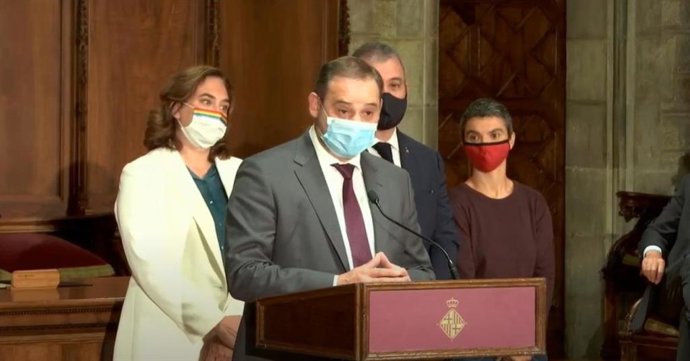 El ministro de Transportes, Movilidad y Agenda Urbana, José Luis Ábalos, en rueda de prensa en el Ayuntamiento de Barcelona.