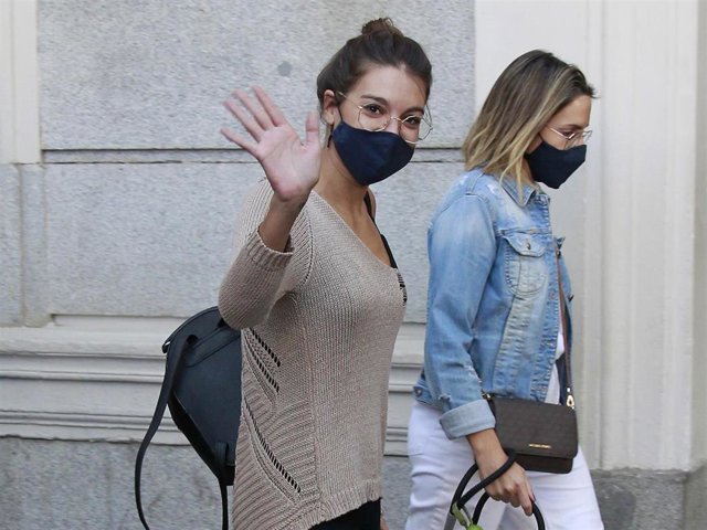 Ana Guerra ha lucido su aspecto más informal durante un tranquilo paseo por la capital