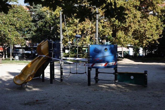 Parque infantil precintado en Móstoles, Madrid (España)