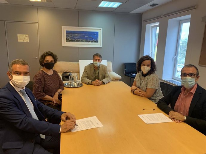 Firma del acuerdo entre el IDI y Colonya.