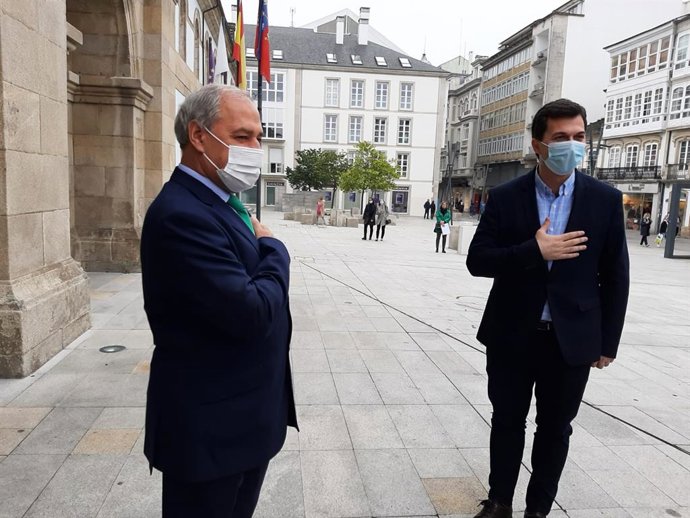 Gonzalo Caballero y José Tomé tras reunirse en Lugo.