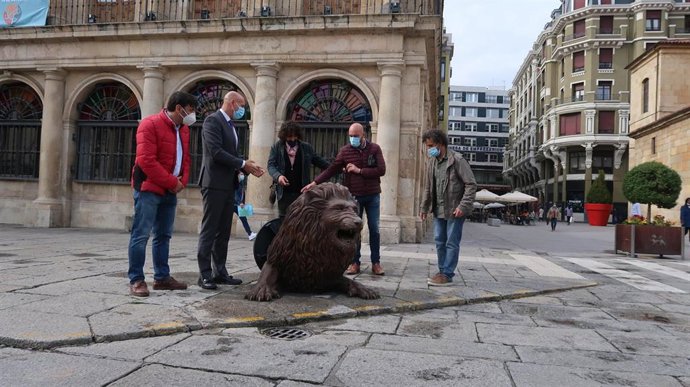El alcalde y  los autores junto a la nueva escultura de la plaza San Marcelo.