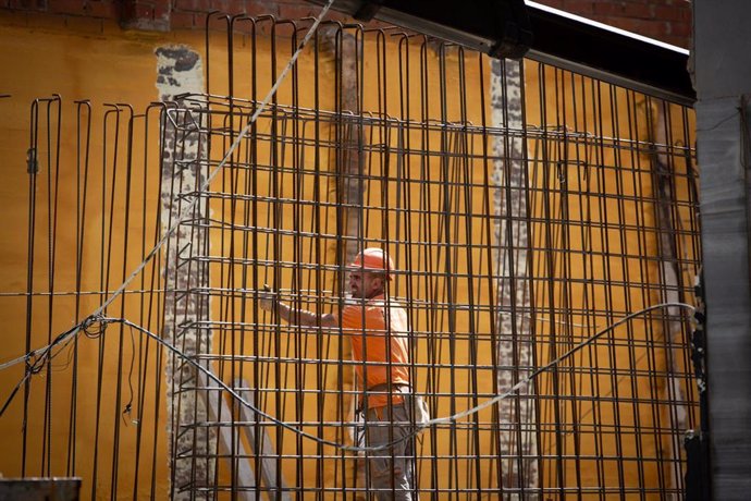 Un operario trabaja en la obra de un edificio en Barcelona/Catalunya (España) a 28 de abril de 2020.