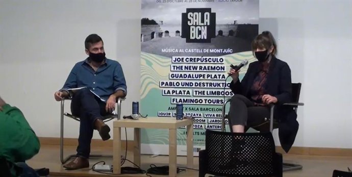 El delegado de Derechos Culturales del ICUB, Daniel Granados, y la gerente de la Associació de Sales de Concerts de Catalunya (Asacc), Carmen Zapata, presentan la edicion de otoño del Sala Barcelona en el Castell de Montjuc