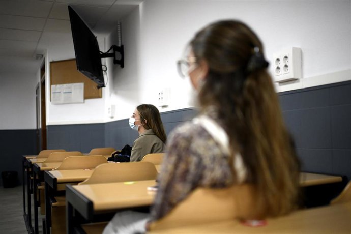 Alumnas con mascarilla en una imagen de archivo.