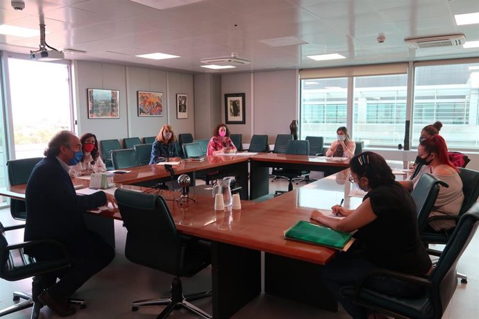 Un momento de la reunión entre March y representantes de los colectivos.