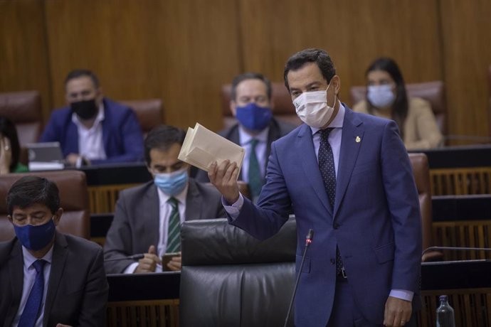 El presidente de la Junta, Juanma Moreno (d), responde a las preguntas de la bancada socialista en la sesión de control al  gobierno del Pleno del Parlamento de Andalucía. En Sevilla (Andalucía, España), a 08 de octubre de 2020.