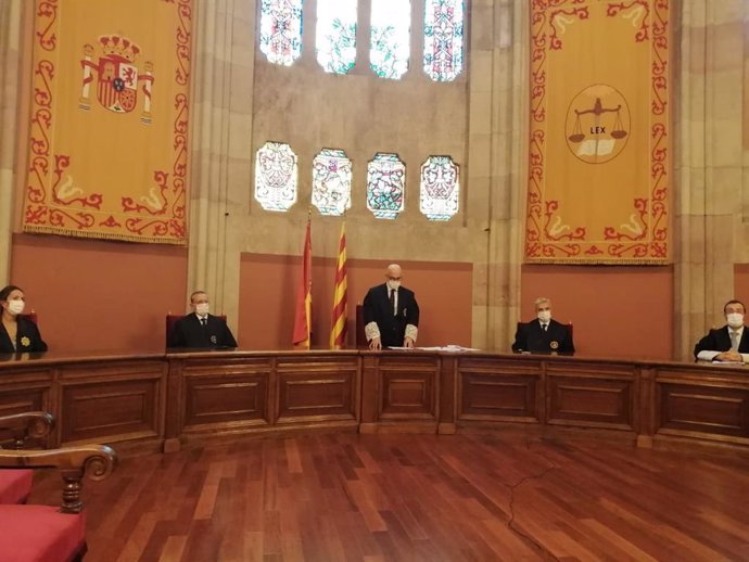 El presidente de la Sala Contenciosa del TSJC, Javier Aguayo, preside el acto de jura de los 56 nuevos jueces destinados a Catalunya, por primera vez celebrado de forma virtual. En Barcelona, el 8 de octubre de 2020.