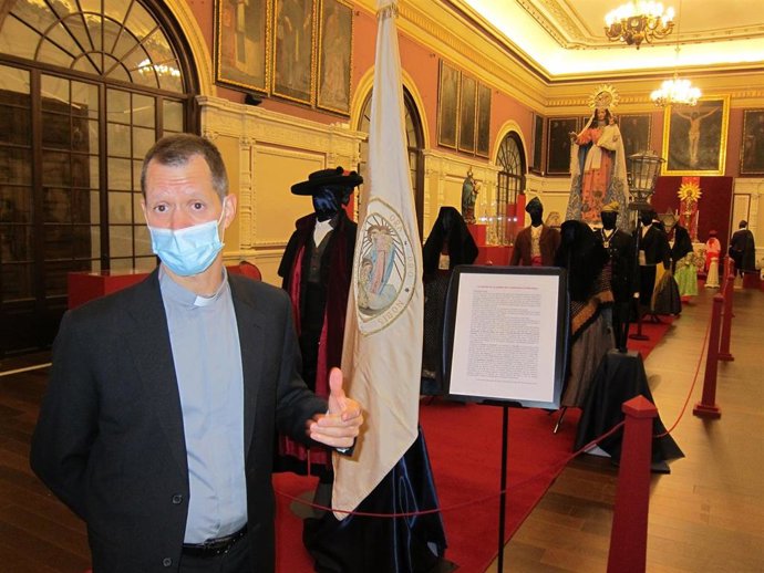 El director del Alma Mater Museum, Sergio Blanco, presenta la exposición 'El Pilar, devoción y tradición. Muestra de indumentaria tradicional aragonesa, orfebrería y otros objetos devocionales'.