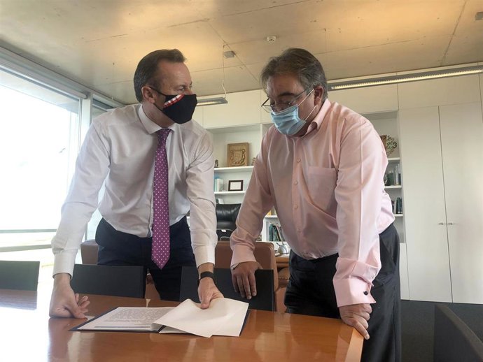 El consejero de Desarrollo Rural, Ganadería, Pesca, Alimentación y Medio Ambiente, Guillermo Blanco, y el alcalde de Noja, Miguel Ángel Ruiz