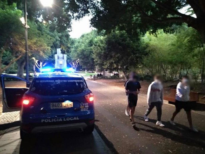 Imagen de un coche patrulla de la Policía Local de Santa Cruz de Tenerife en el Parque García Sanabria