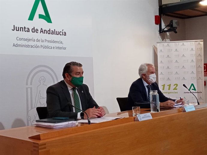 El viceconsejero de la Presidencia, Antonio Sanz, y el director general de Emergencias y Protección Civil, Agustín Muñoz, este jueves durante la reunión de la Comisión de Protección Civil.
