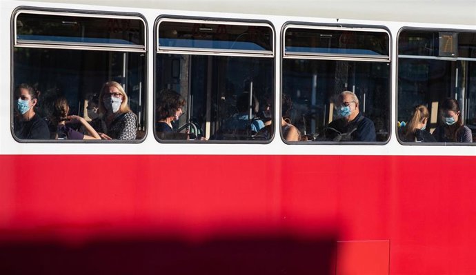 Pasajeros con mascarilla en un autobús en Viena