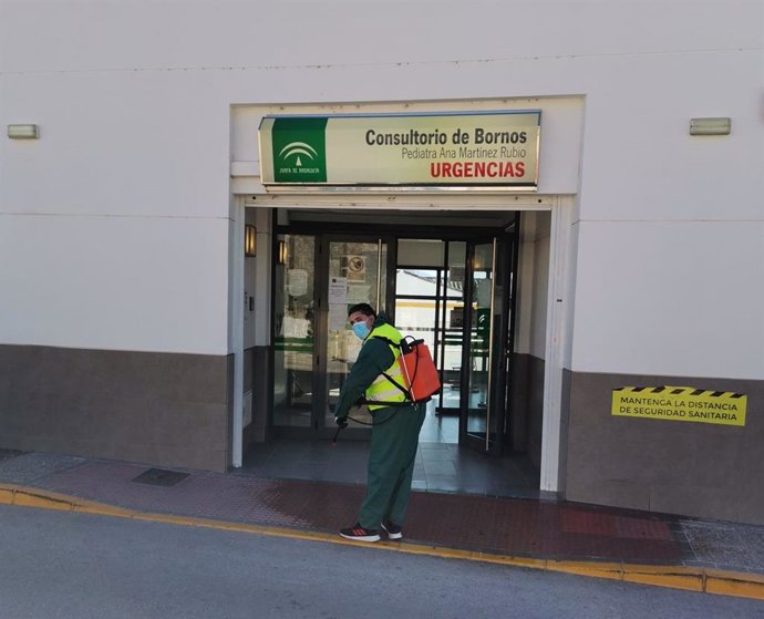 Labores de desinfección en el consultorio de Bornos
