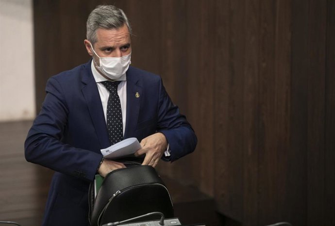 El consejero de Hacienda y Financiación Europea, Juan Bravo (i), en una foto de archivo.