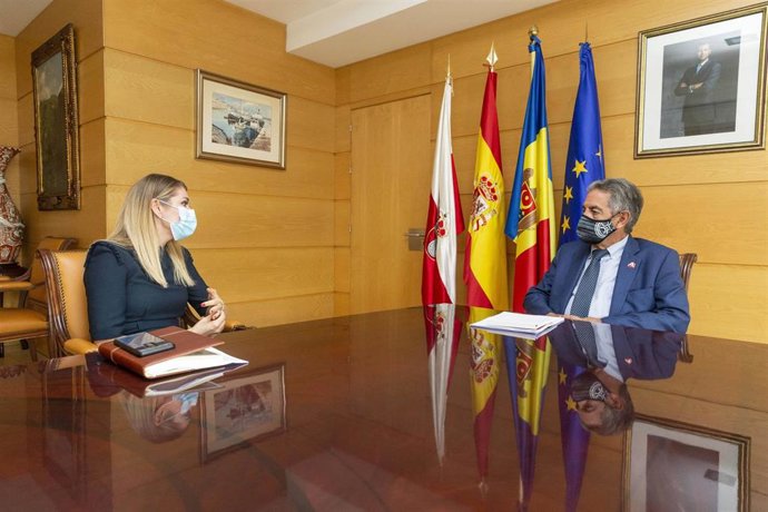 El presidente de Cantabria, Miguel Ángel Revilla, y la embajadora de la República de Moldavia en España, Violeta Agrici