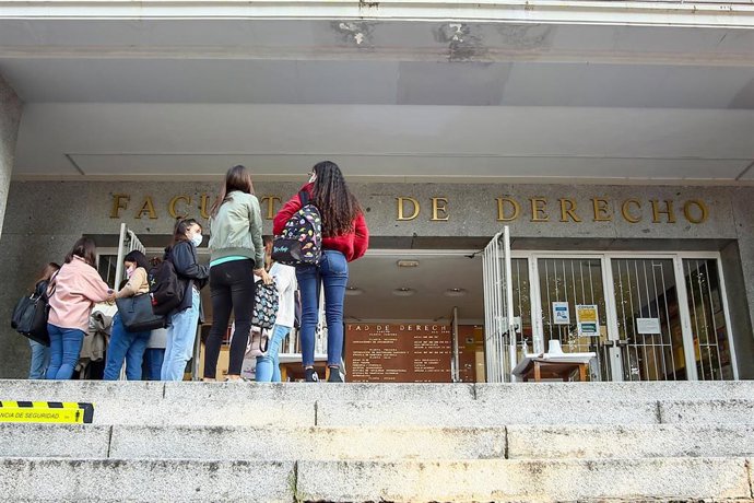 Varios jóvenes charlan antes de entrar a clase en la Facultad de Derecho de la Universidad Complutense en el Campus Universitario de Moncloa en Ciudad Universitaria, en Madrid (España) a 5 de octubre de 2020. Hoy es el primer día laborable desde que ent