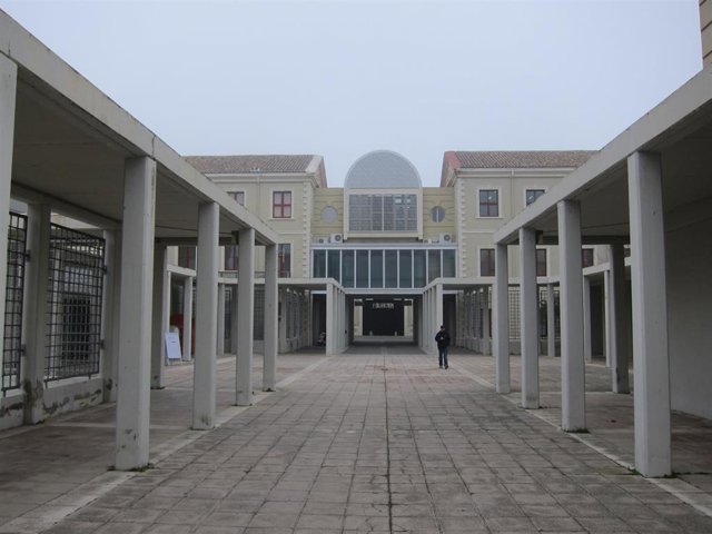 Pasillo exterior del Centro Civico Universidad