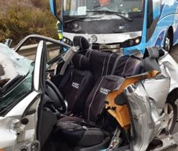 Colisión entre un turismo y un autobús en la rotonda de la A-11 en La Cistérniga.