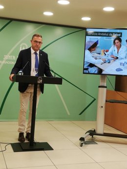 El delegado territorial de Salud y Familias, Carlos Bautista, en rueda de prensa