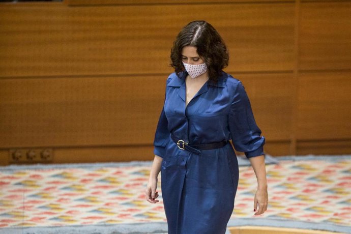 La presidenta de la Comunidad de Madrid, Isabel Díaz Ayuso, durante una sesión plenaria en la Asamblea de Madrid (España), a 8 de octubre de 2020. Este pleno está marcado, entre otras cuestiones, por el debate de la reprobación de la gestión del comienz