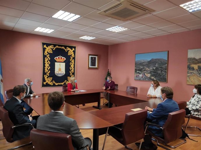 La alcaldesa de Alcalá de Guadaíra, Ana Isabel Jiménez, se ha reunido este jueves para ver los avances del complejo logístico.