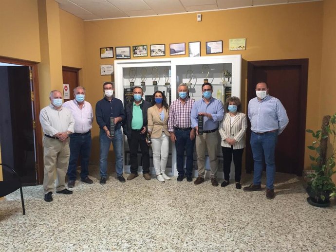 La vicesecretaria de Desarrollo Rural del PP-A, Yolanda Sáez, (c) en Jódar.