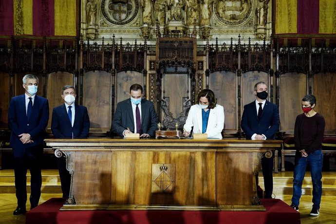 El ministre de Transports, Mobilitat i Agenda Urbana, José Luis Ábalos, i l'alcaldessa de Barcelona, Ada Colau, signen el protocol per promocionar habitatge social.