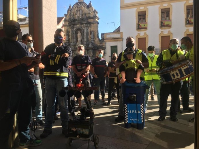 Manifestación de agentes de Policía Local y Bomberos en las puertas del Ayuntamiento de Córdoba.