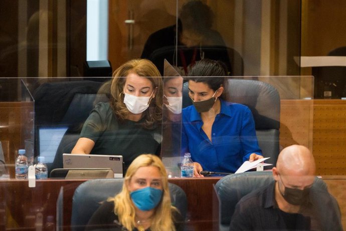 La portavoz de Vox en la Asamblea de Madrid, Rocío Monasterio (d), durante una sesión plenaria en la Asamblea de Madrid (España), a 8 de octubre de 2020. Este pleno está marcado, entre otras cuestiones, por el debate de la reprobación de la gestión del 