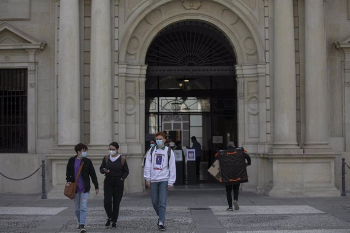 Varios estudiantes en una de las entradas del edificio del Rectorado de la Universidad de Sevilla, durante el inicio del curso universitario. En Sevilla, (Andalucía, España), a 05 de octubre de 2020.