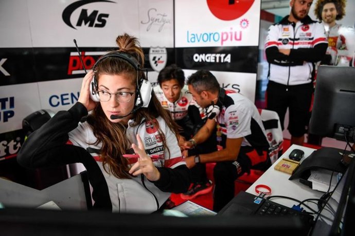 Patricia Pacheco trabajando en el box del SIC58 Squadra Corse