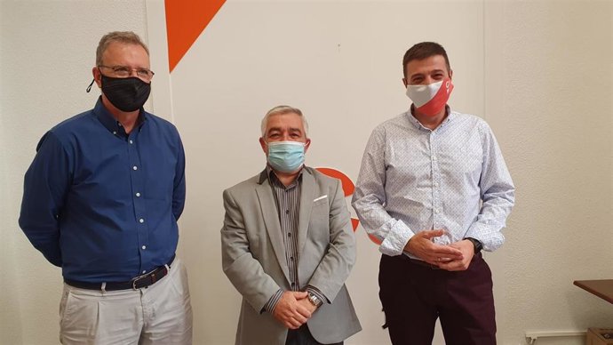 El portavoz de Cs en la Diputación de Jaén, Idefonso Ruiz, junto a representantes de la Asociación de Agencias de Viajes de Jaén