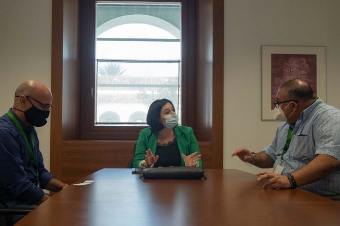 Virinia Pérez con sindicalistas de la Policía Local de Sevilla