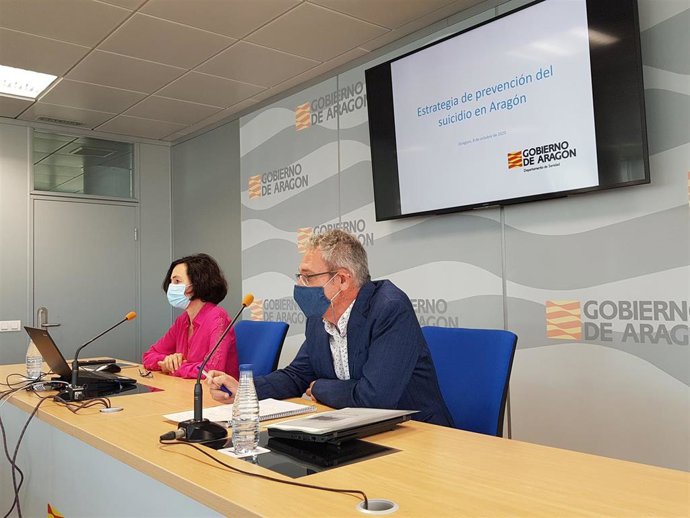 El director general de Asistencia Sanitaria, José María Abad, y la coordinadora autonómica de la Estrategia de prevención del suicidio en Aragón, Isabel Irigoyen, presentan las líneas de actuación en las que trabaja el Departamento de Sanidad.