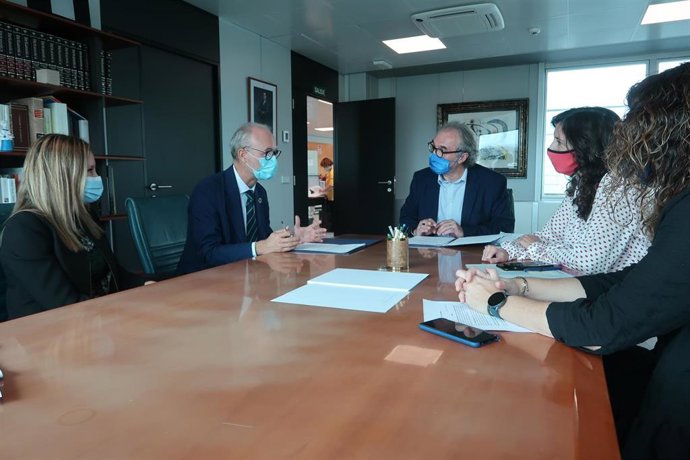 El conseller de Educación, Universidad e Investigación, Martí March y el director general de Endesa en Baleares, Martí Ribas, firman el convenio de colaboración.
