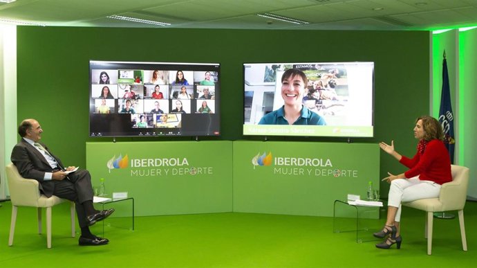 Irene Lozano junto a Ignacio Galán durante el encuentro virtual con varias deportistas españolas