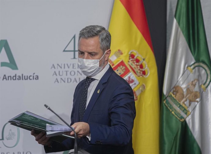 El consejero de Hacienda y Financiación Europea, Juan Bravo (i), en una foto de archivo.