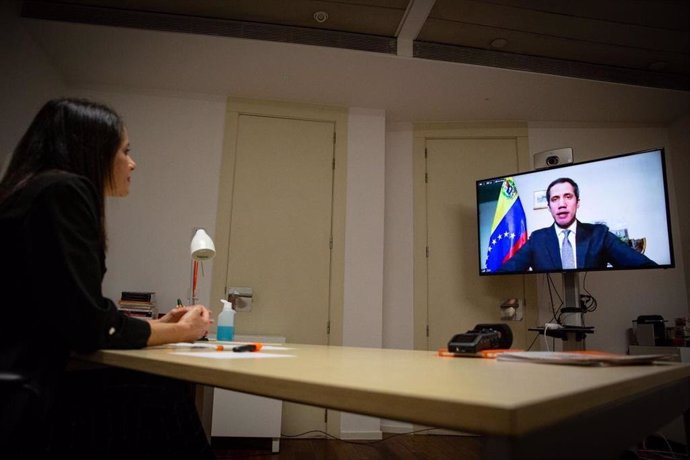 La líder de Ciudadanos, Inés Arrimadas, y el presidente encargado de Venezuela, Juan Guaidó, conversan en una videoconferencia.