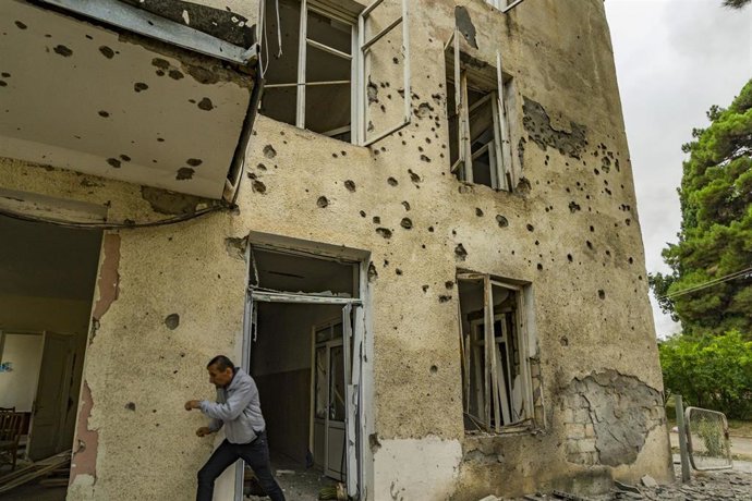 Un civil busca refugio en medio de los combates en Martuni, Azerbaiyán