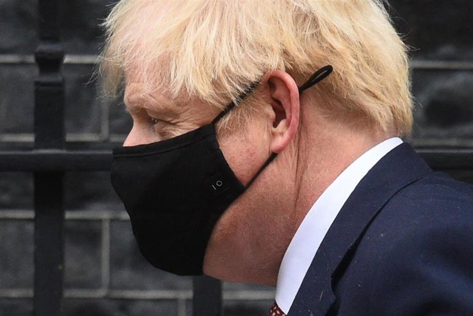 Boris Johnson con mascarilla