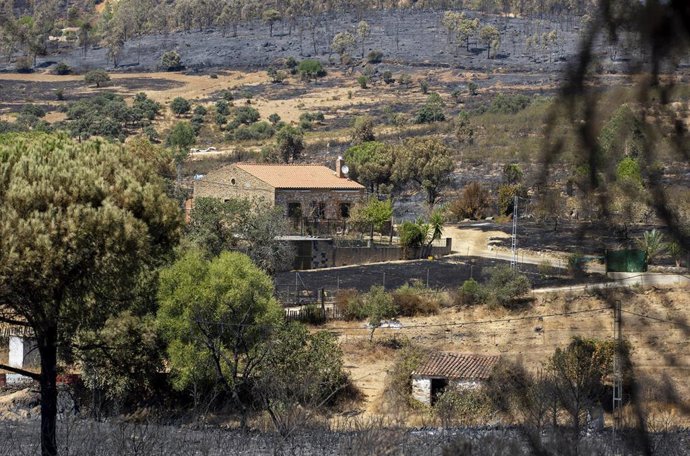 Vivienda cercana a la N-435 afectada por el incendio forestal de Almonaster la Real (Huelva).