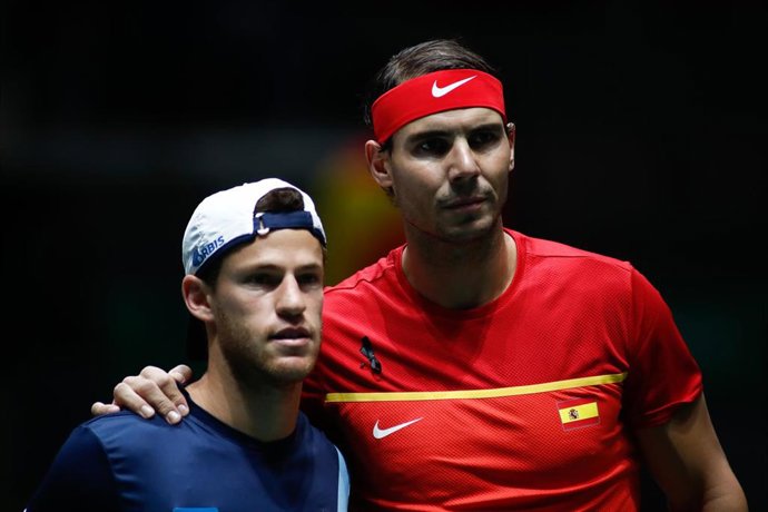Rafa Nadal posa con Diego Schwartzman antes de su duelo en las Finales de la Copa Davis 2019 de Madrid