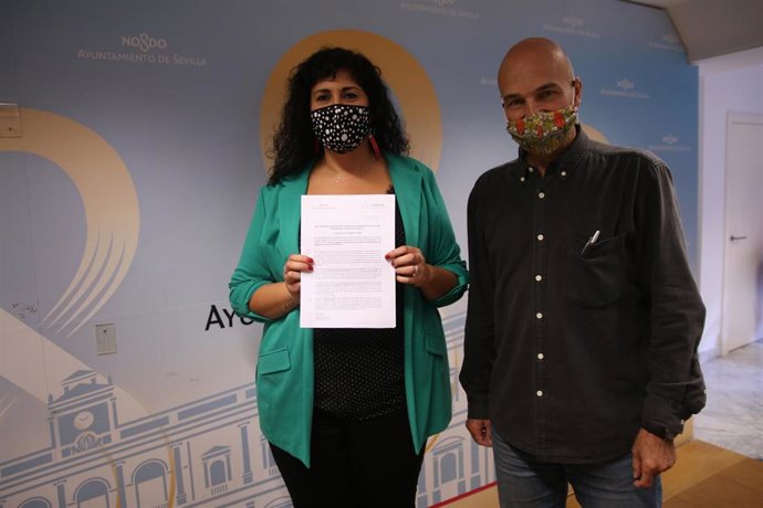 Los miembros de Adelante Sevilla Sandra Heredia y Esteban de Manuel, durante la rueda de prensa