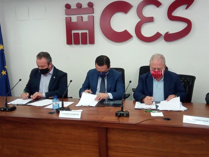 Los responsables regionales de CCOO y UGT, Santiago Navarro y Antonio Jiménez, respectivamente, y de la patronal, José María Albarracín, suscriben el III Acuerdo sobre la Solución Autónoma de Conflictos Laborales de la Región de Murcia (ASACMUR)